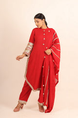 Long straight kurta with lace work on the sleeves