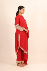 Long straight kurta with lace work on the sleeves