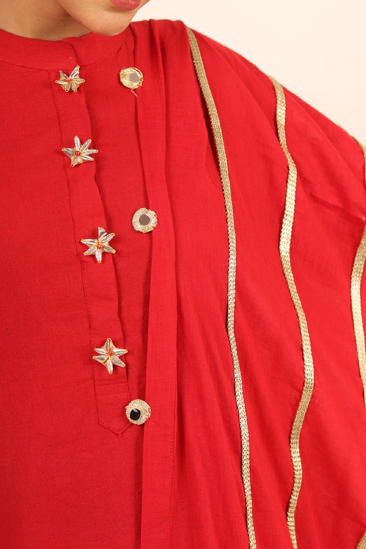 Long straight kurta with lace work on the sleeves